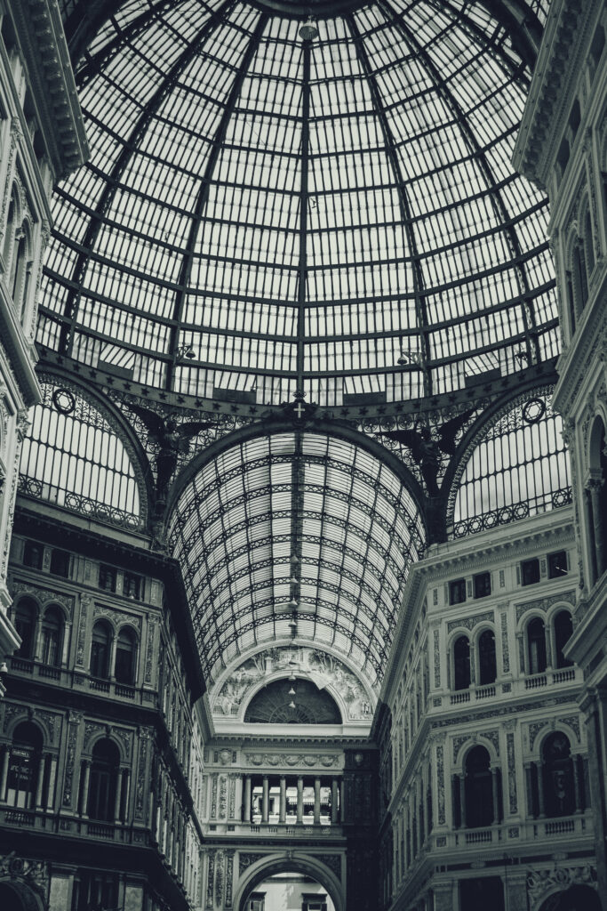 Glas-Eisen-Kuppel einer historischen Einkaufsgalerie, Blick nach oben, Neapel, Schwarzweiß
